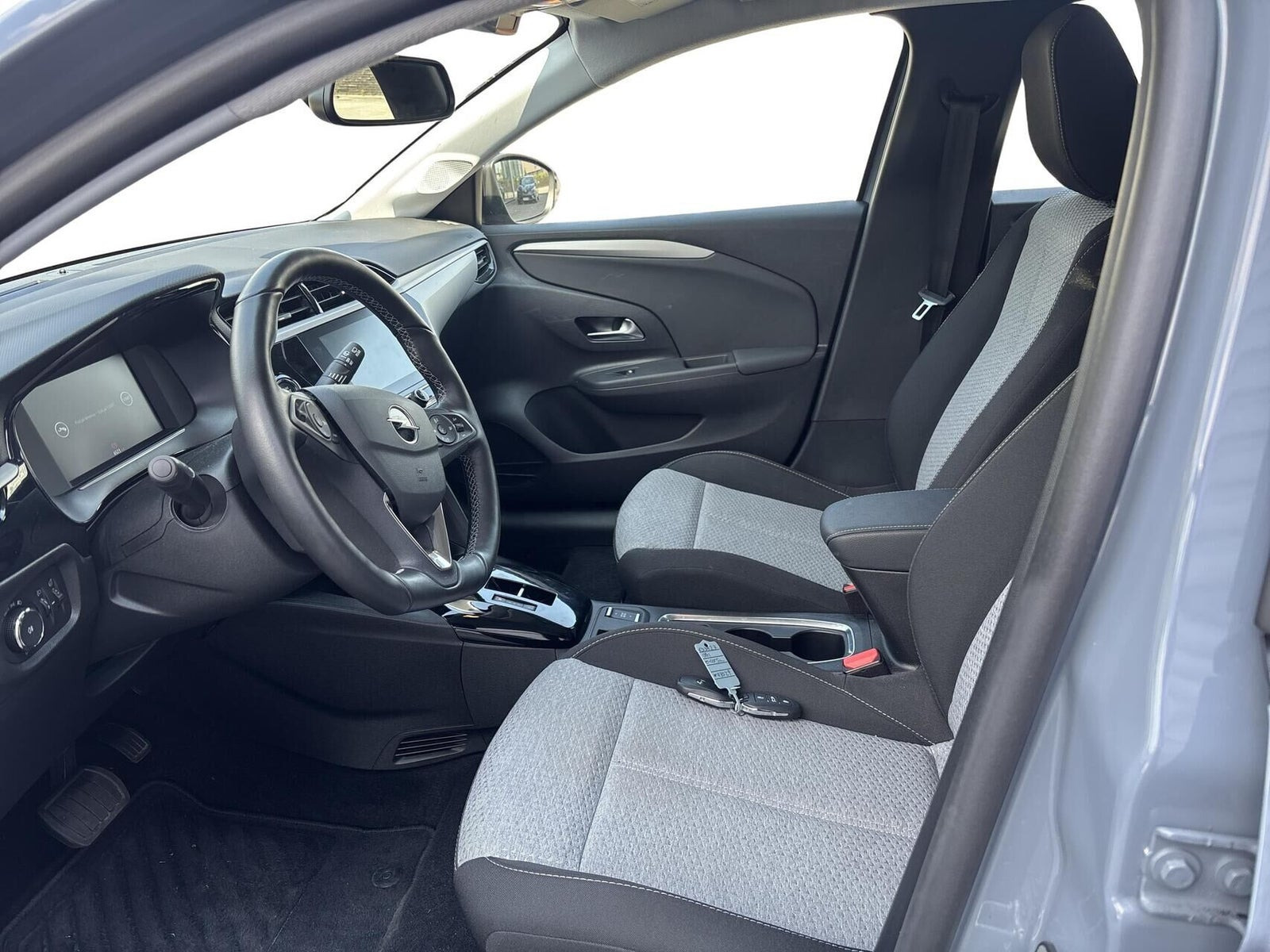 Grå Opel Corsa-e fra 2023