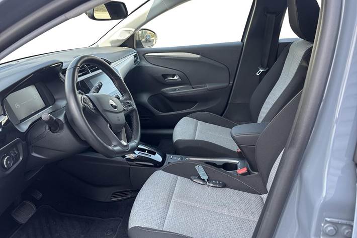 Grå Opel Corsa-e fra 2023
