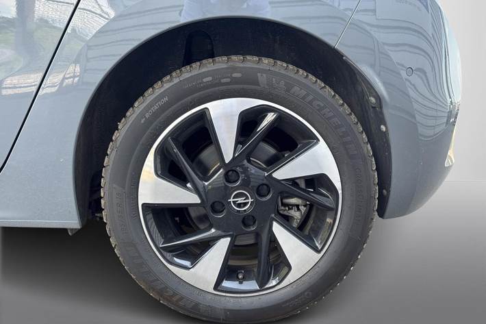 Grå Opel Corsa-e fra 2023