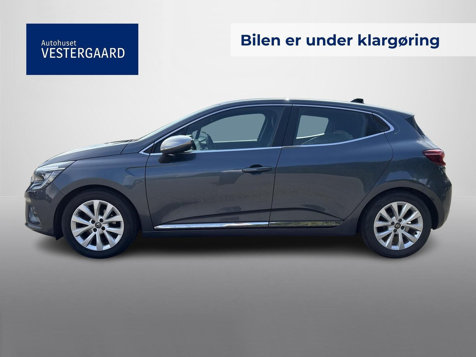 Grå Renault Clio V fra 2021