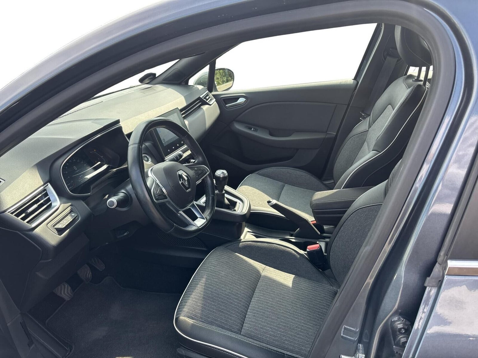 Grå Renault Clio V fra 2021