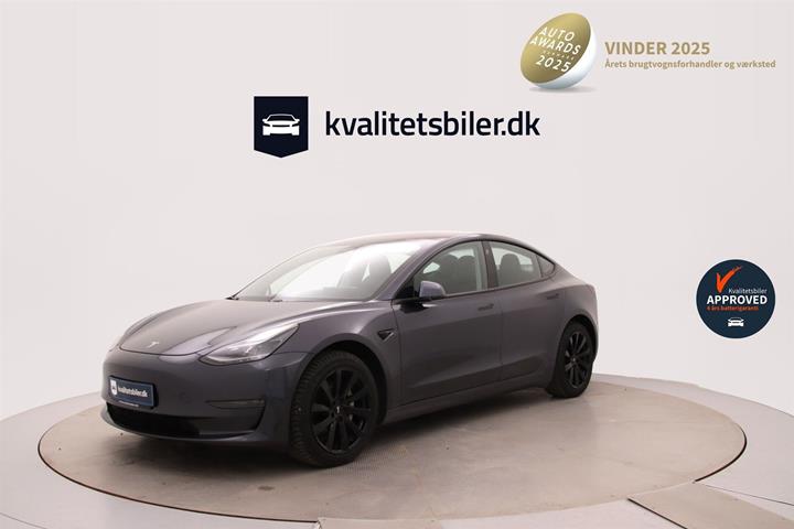 Grå Tesla Model 3 fra 2021 set udefra