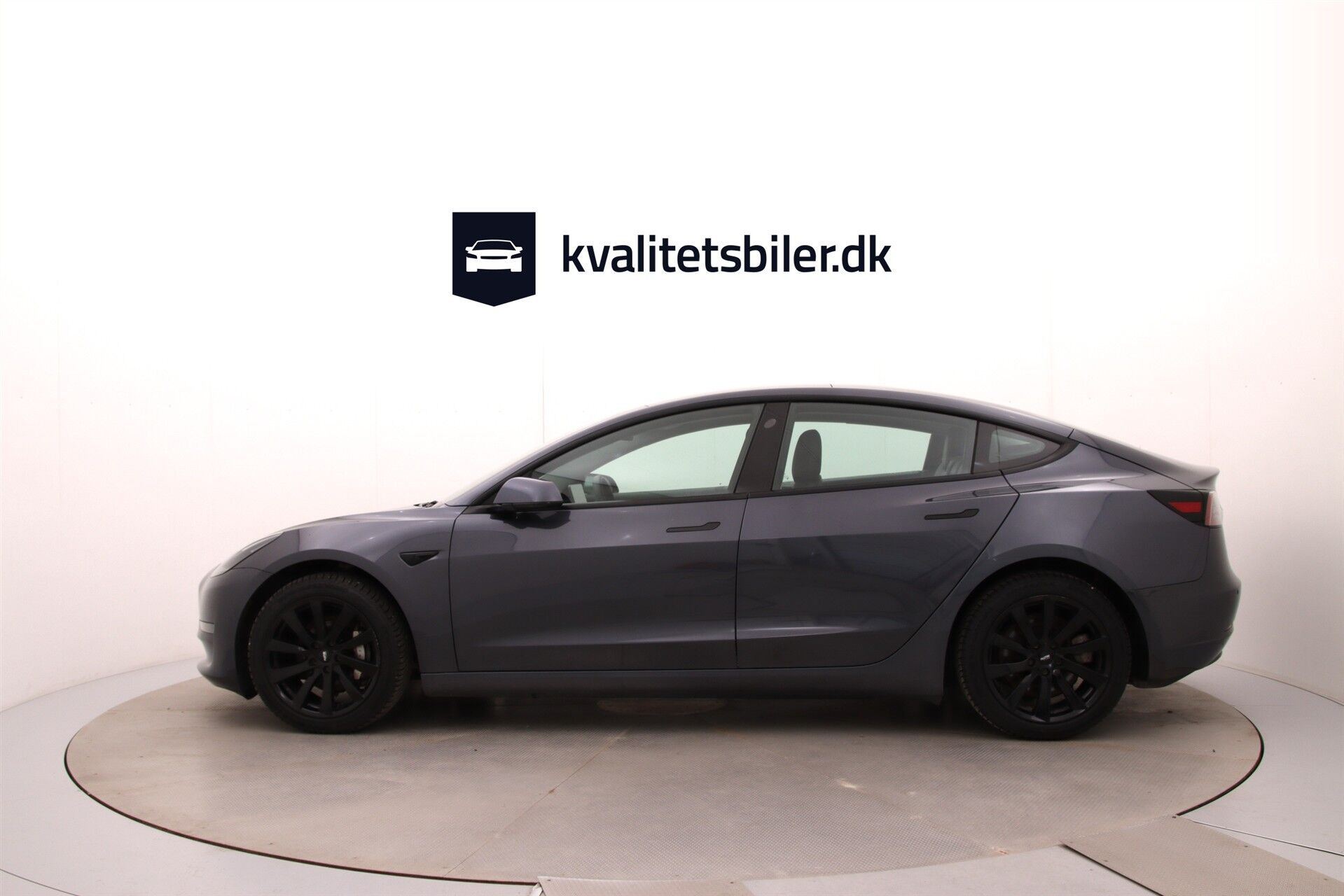 Grå Tesla Model 3 fra 2021