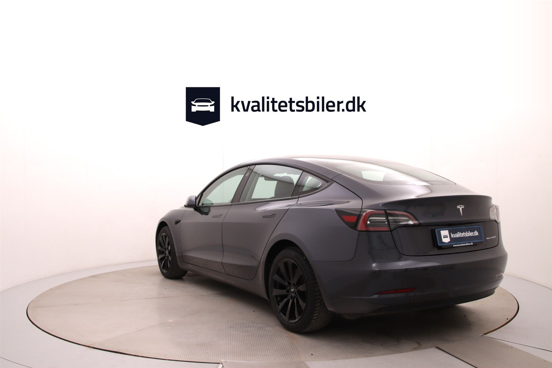 Grå Tesla Model 3 fra 2021