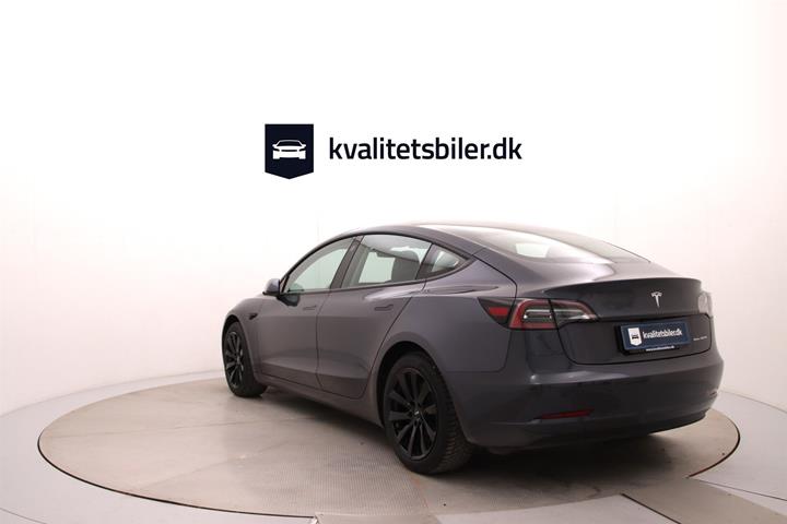 Grå Tesla Model 3 fra 2021