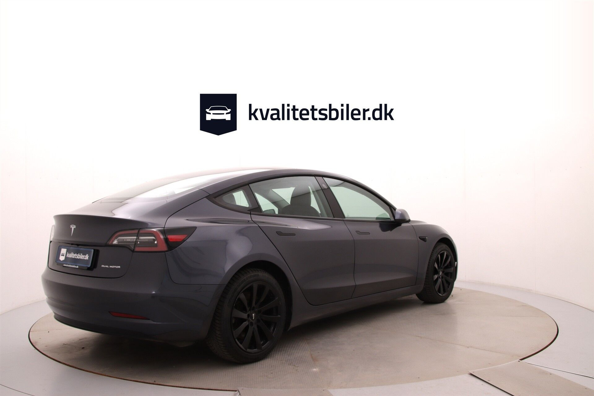 Grå Tesla Model 3 fra 2021