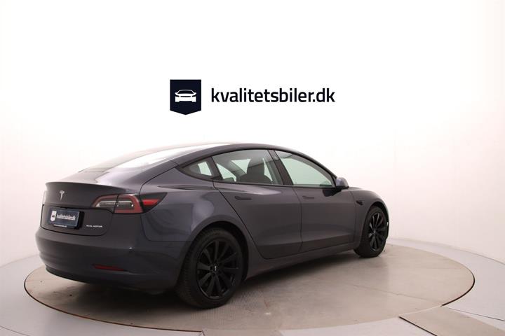 Grå Tesla Model 3 fra 2021