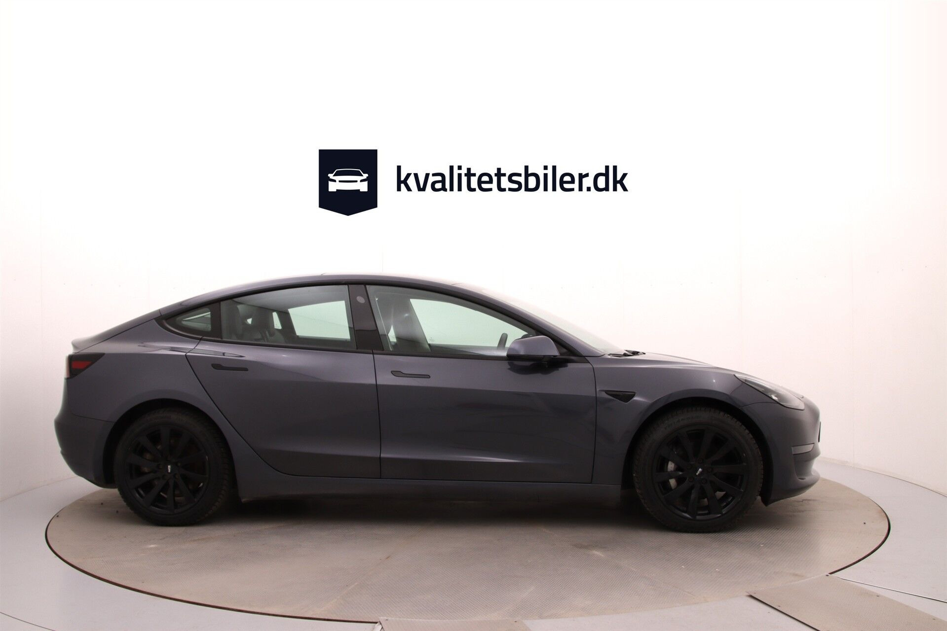 Grå Tesla Model 3 fra 2021