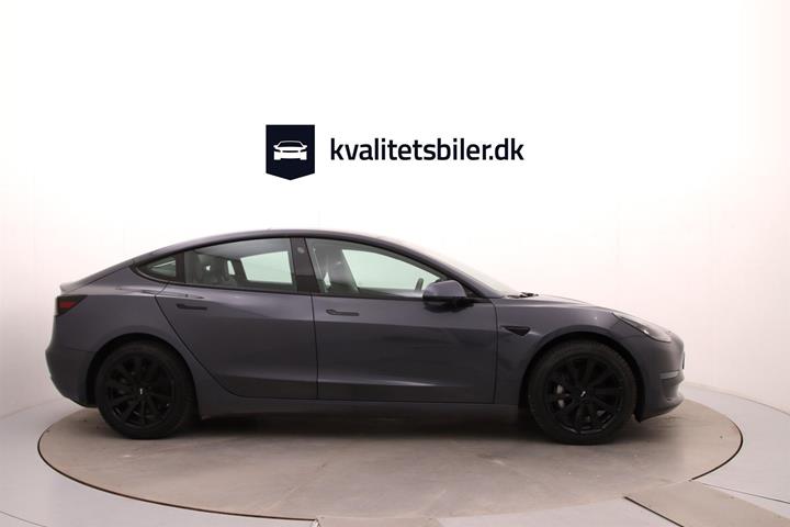Grå Tesla Model 3 fra 2021