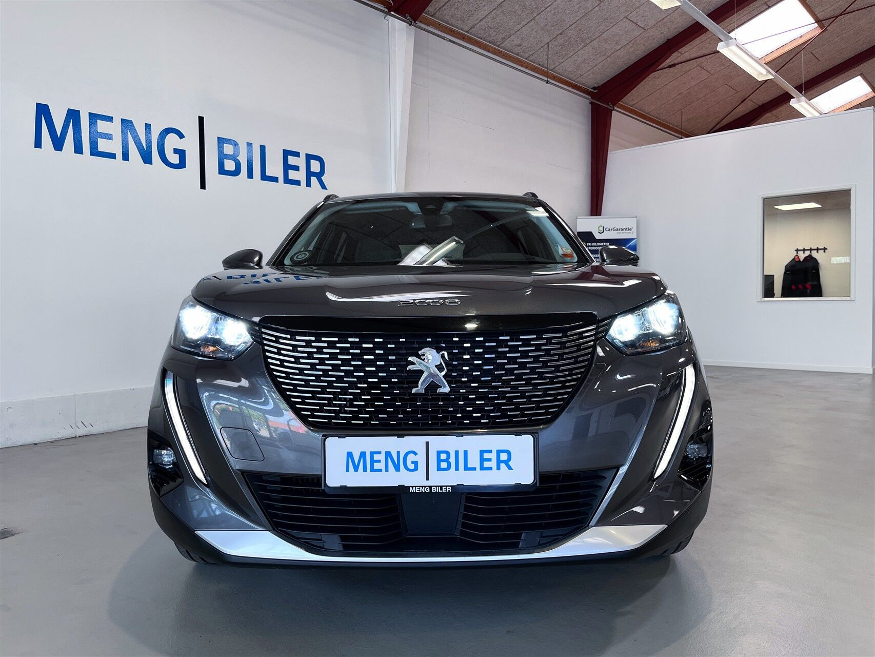 Grå Peugeot 2008 fra 2021