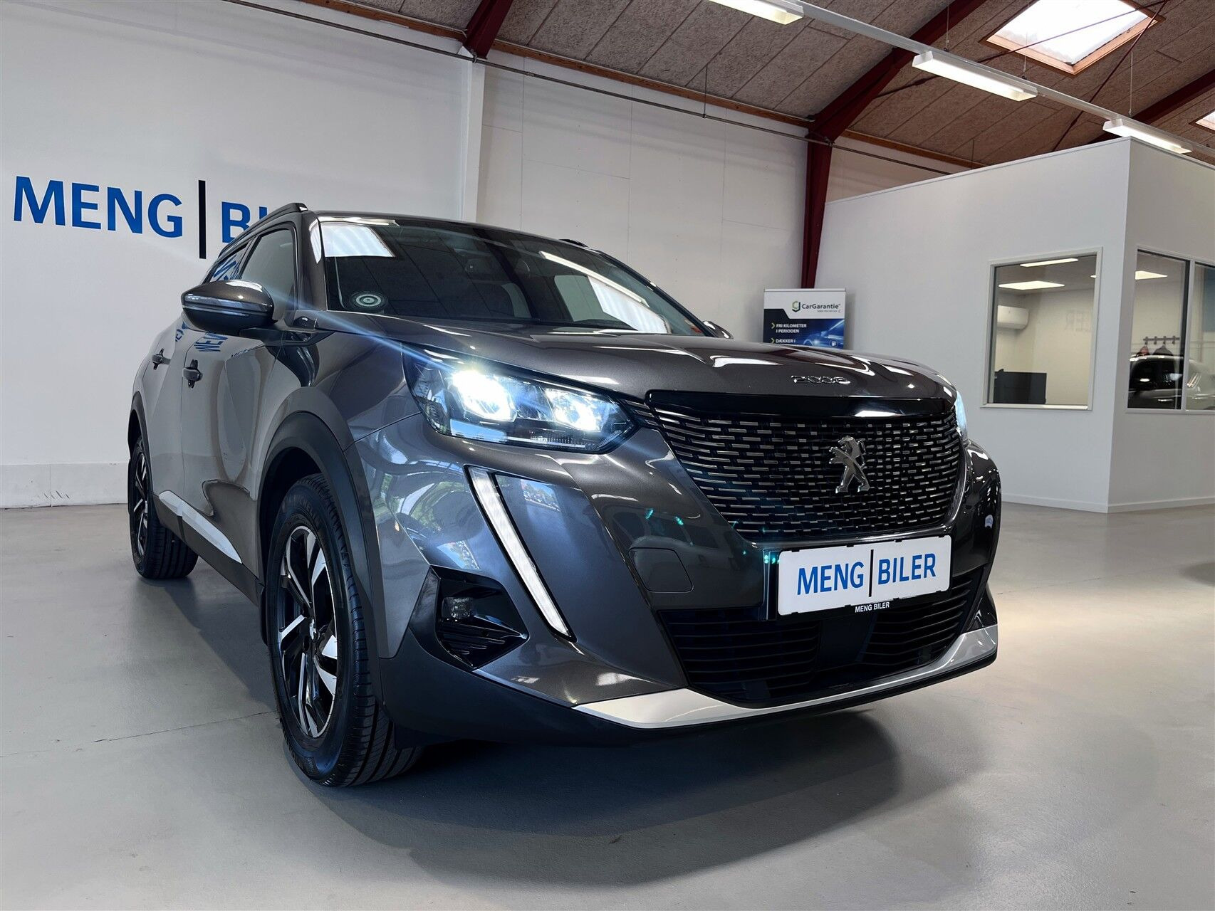 Grå Peugeot 2008 fra 2021