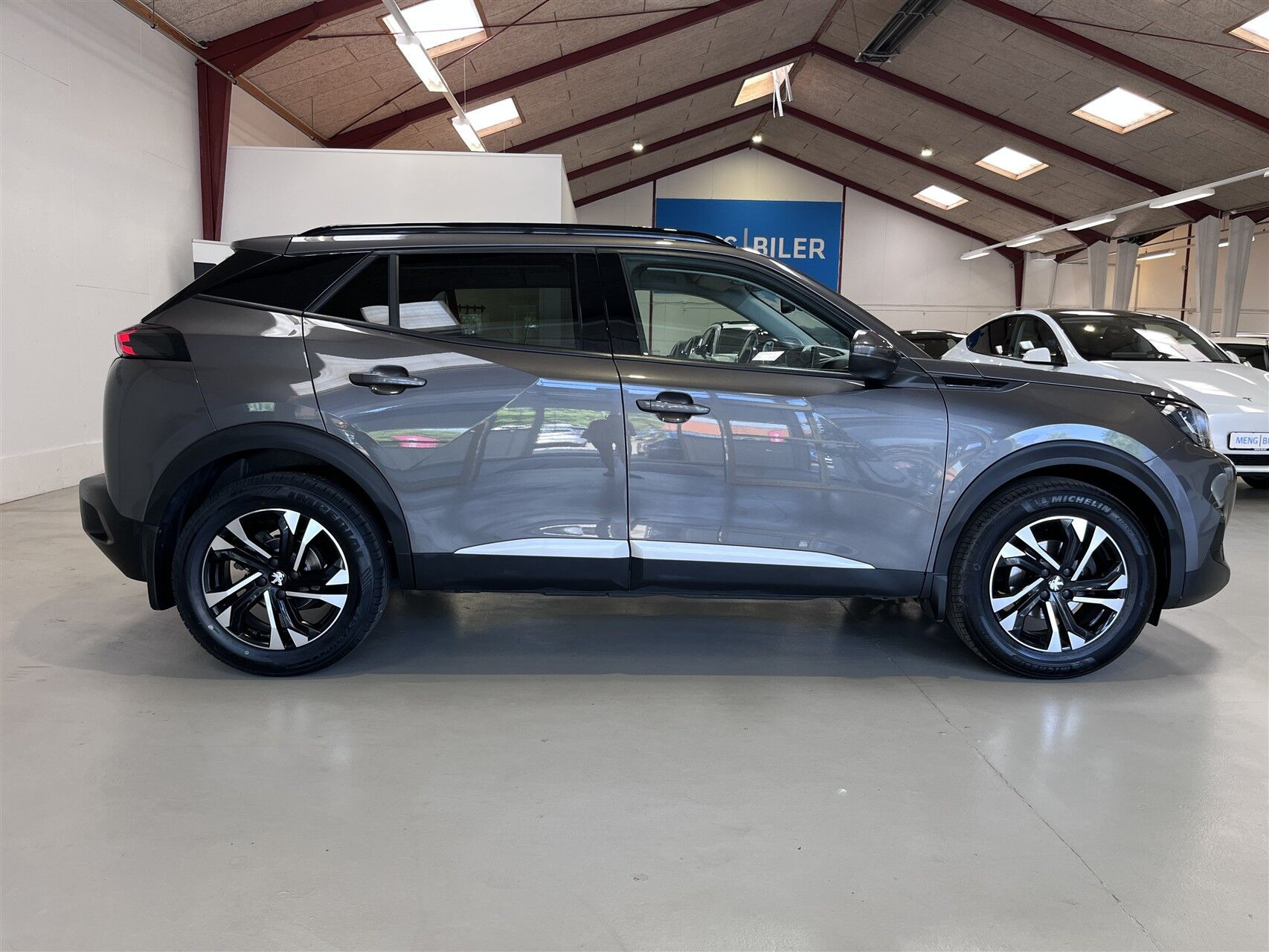 Grå Peugeot 2008 fra 2021