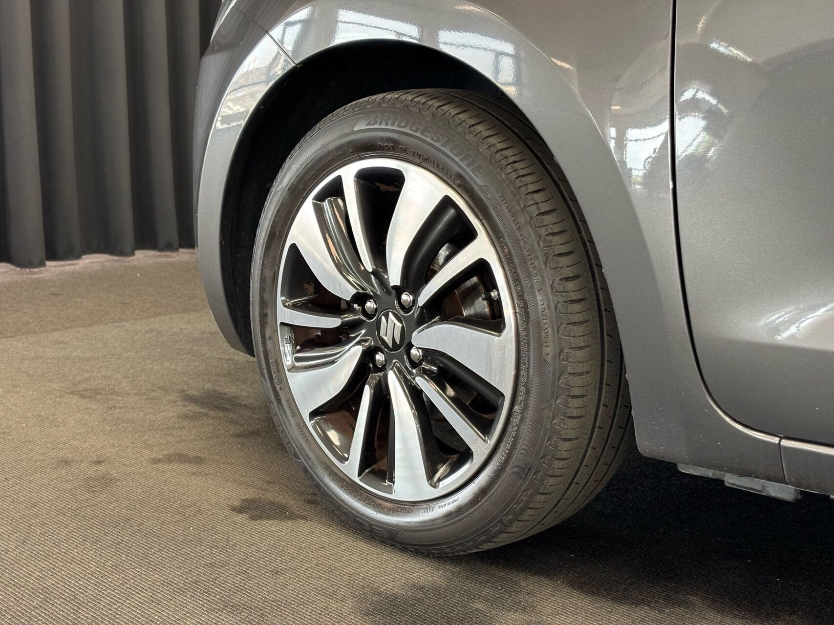 Grå Suzuki Swift fra 2019