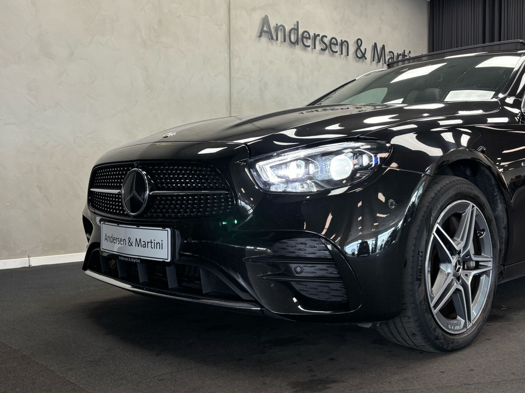 Sort Mercedes E300 de fra 2020