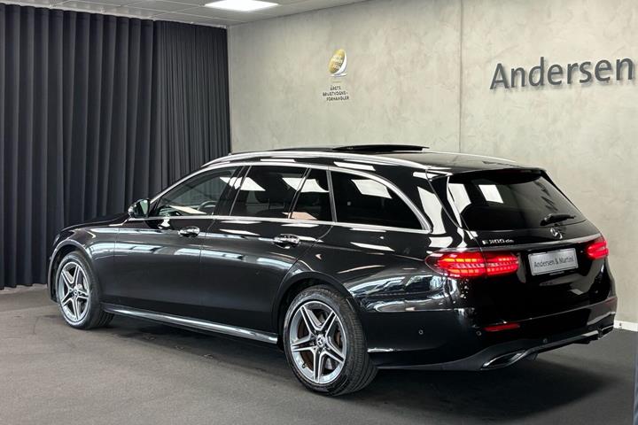 Sort Mercedes E300 de fra 2020