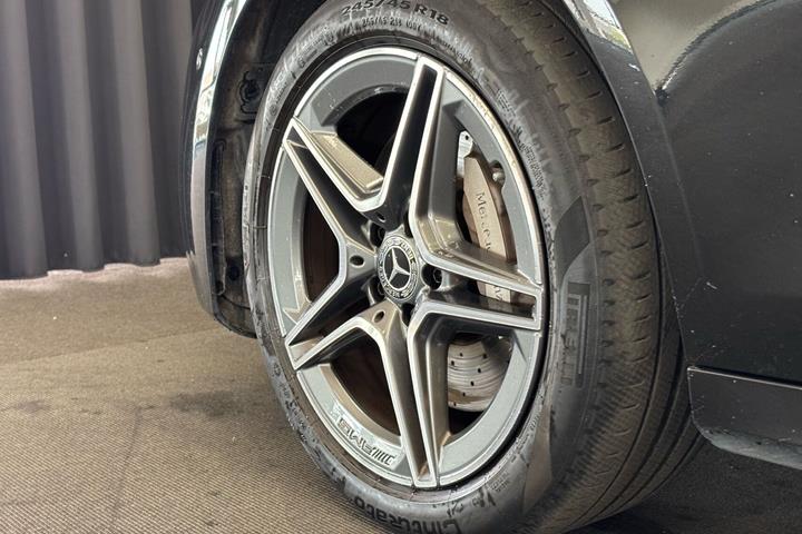 Sort Mercedes E300 de fra 2020