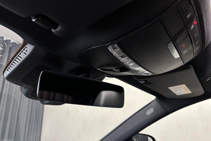 Sort Mercedes E300 de fra 2020