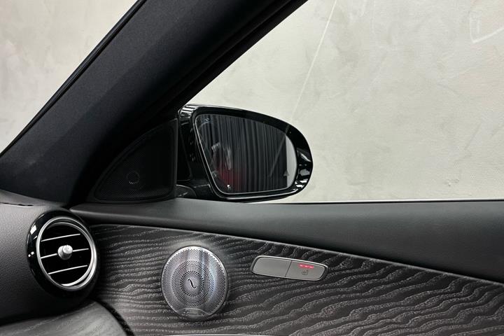 Sort Mercedes E300 de fra 2020