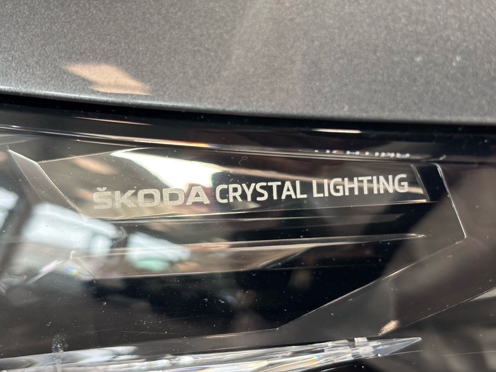 Grå Skoda Enyaq fra 2023