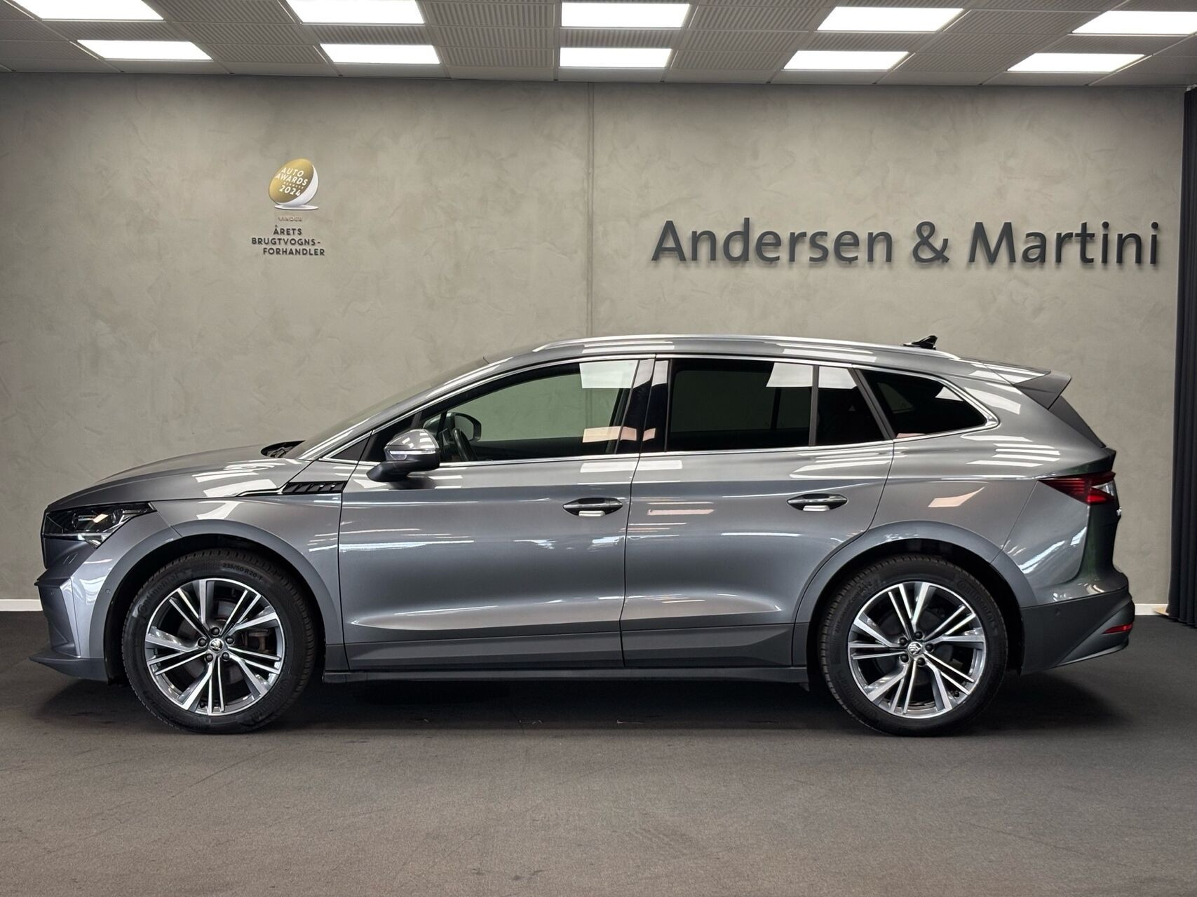 Grå Skoda Enyaq fra 2023