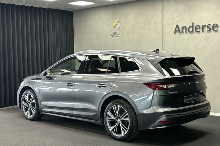 Grå Skoda Enyaq fra 2023