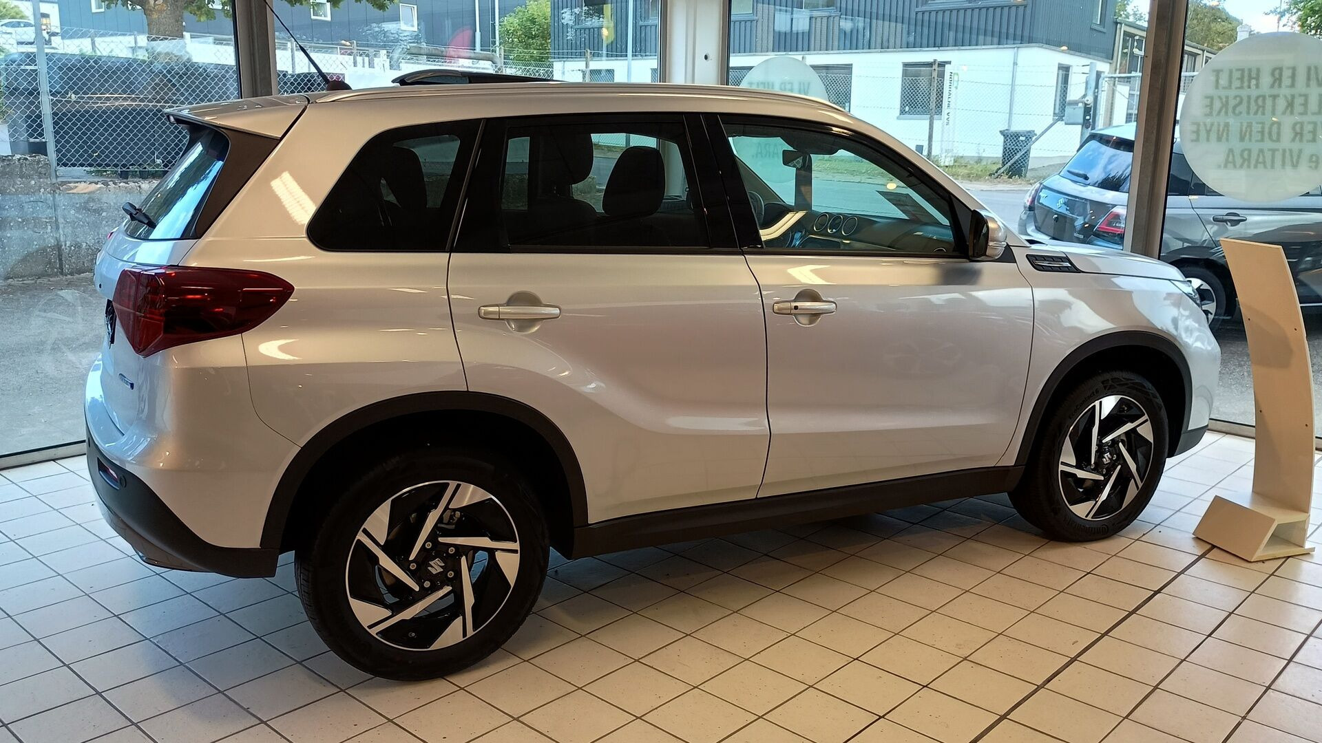 Sølv Suzuki Vitara fra 2026