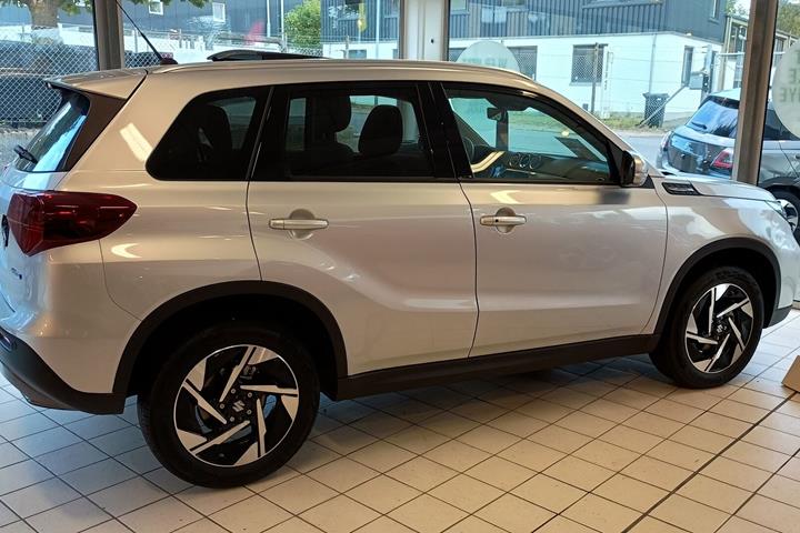 Sølv Suzuki Vitara fra 2026