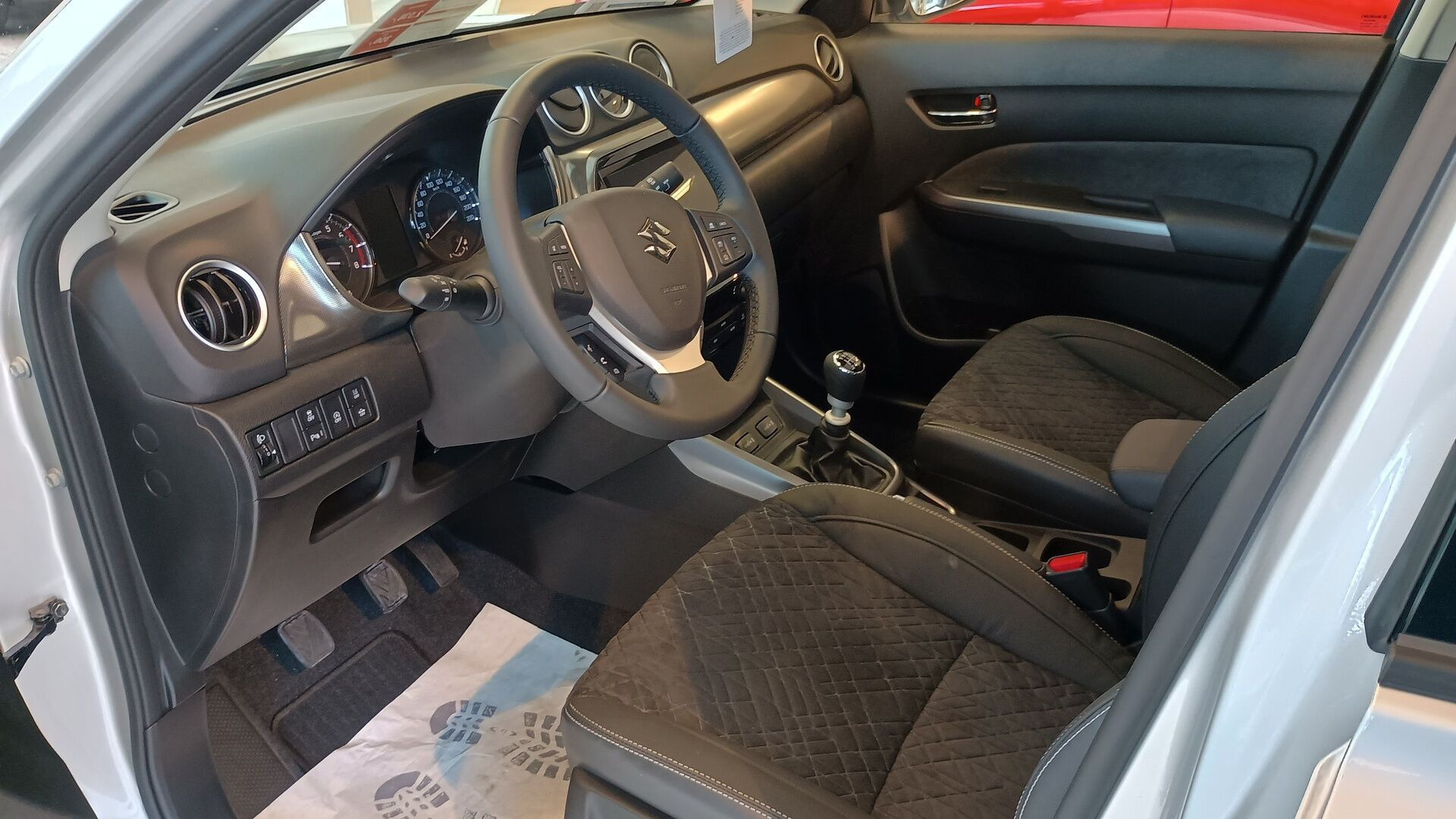 Sølv Suzuki Vitara fra 2026