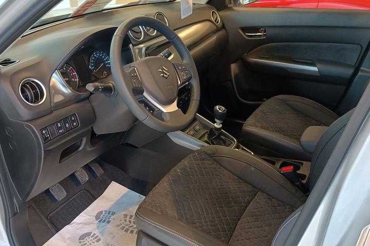 Sølv Suzuki Vitara fra 2026