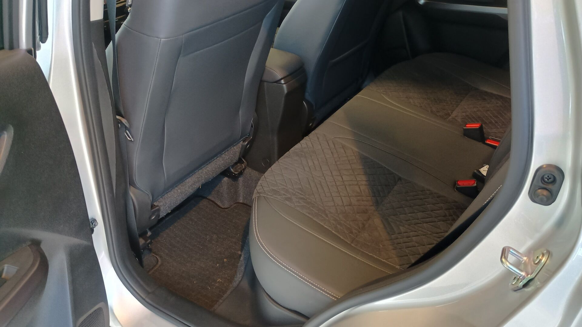 Sølv Suzuki Vitara fra 2026