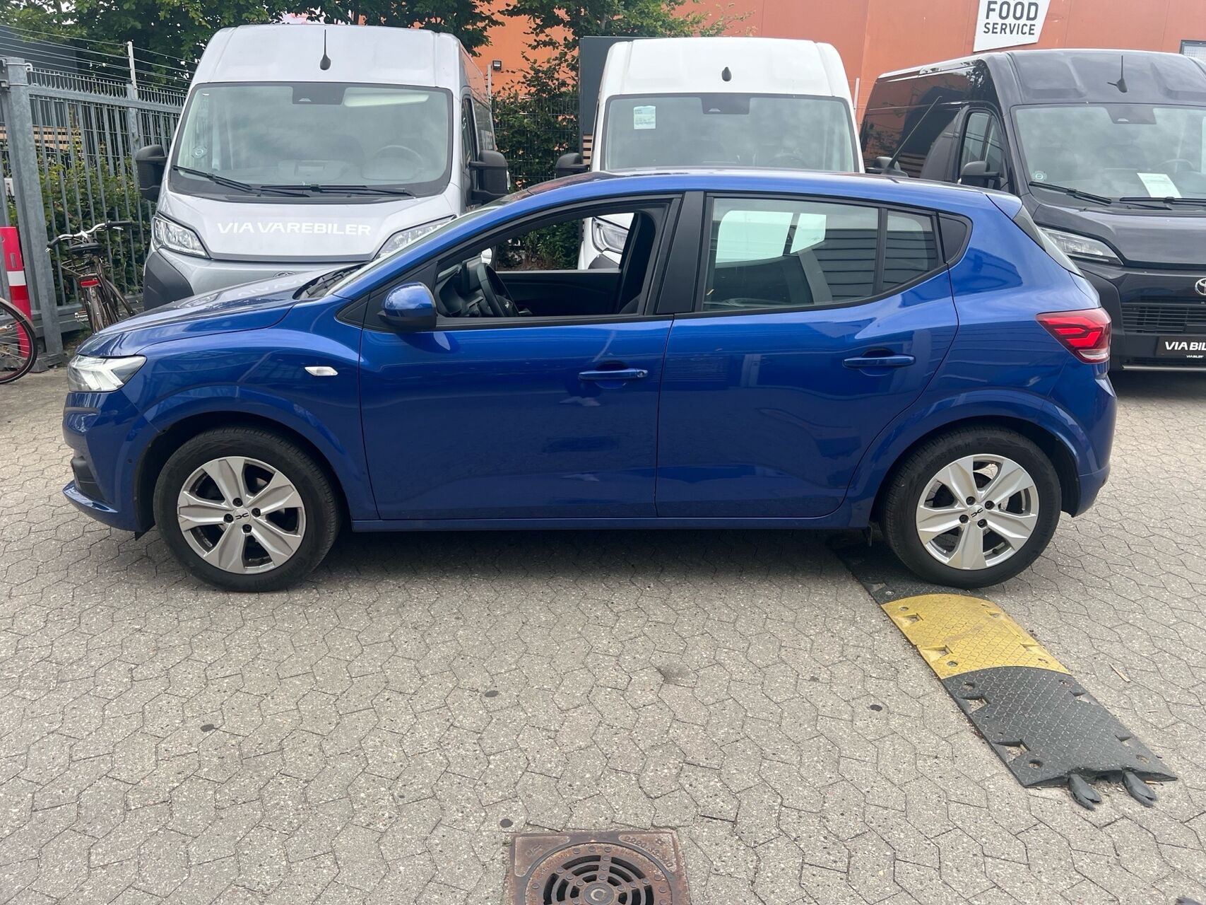 Blå Dacia Sandero fra 2024