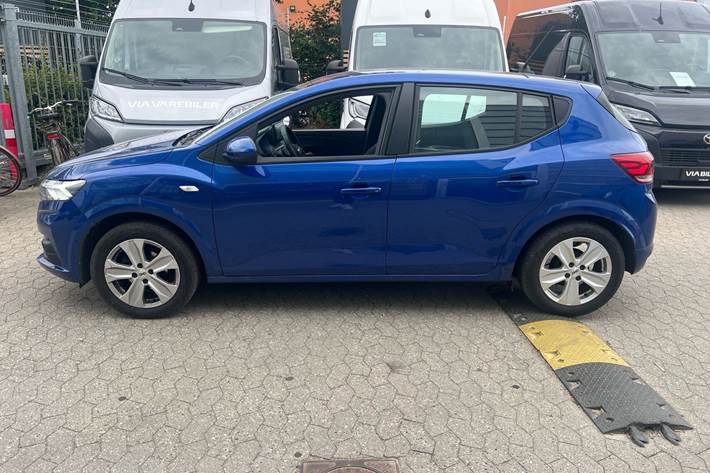 Blå Dacia Sandero fra 2024