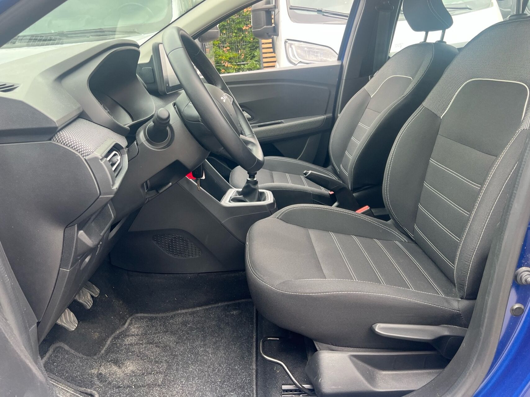 Blå Dacia Sandero fra 2024