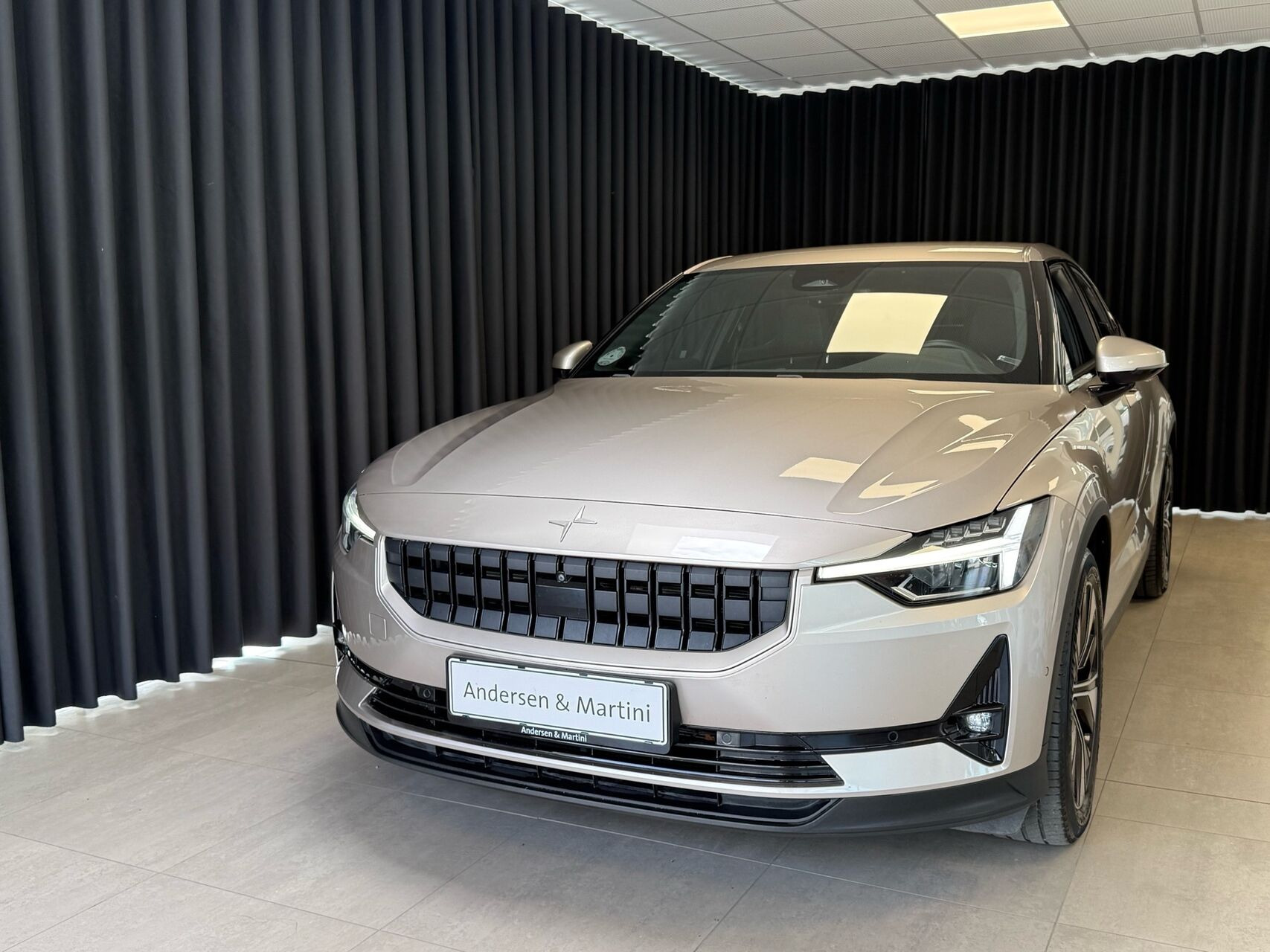 Beige Polestar 2 fra 2023