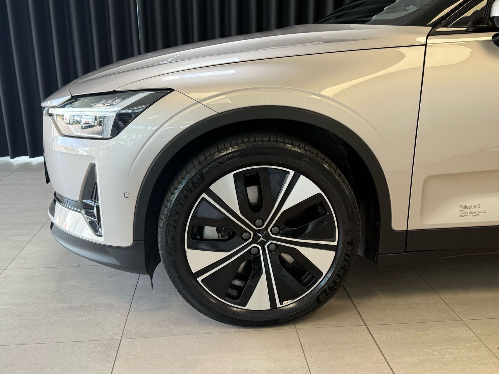Beige Polestar 2 fra 2023