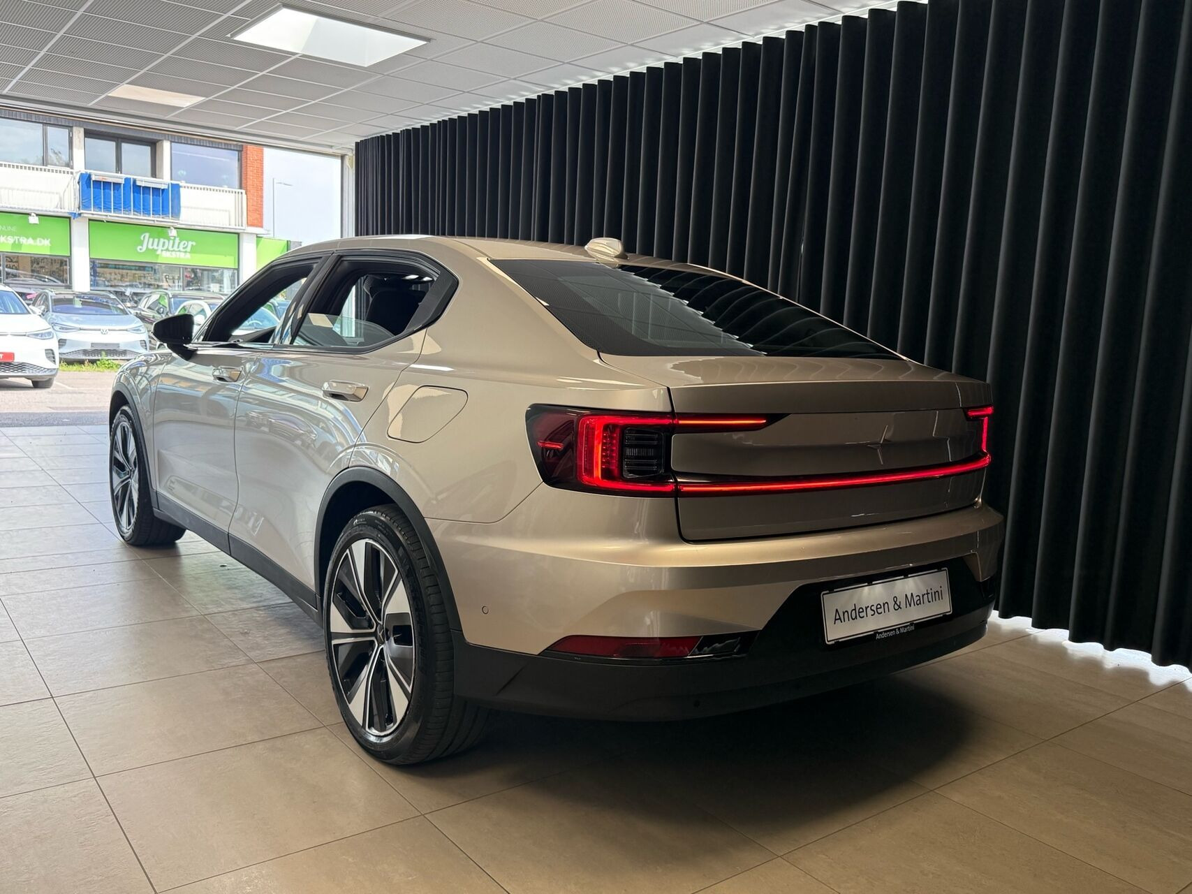 Beige Polestar 2 fra 2023