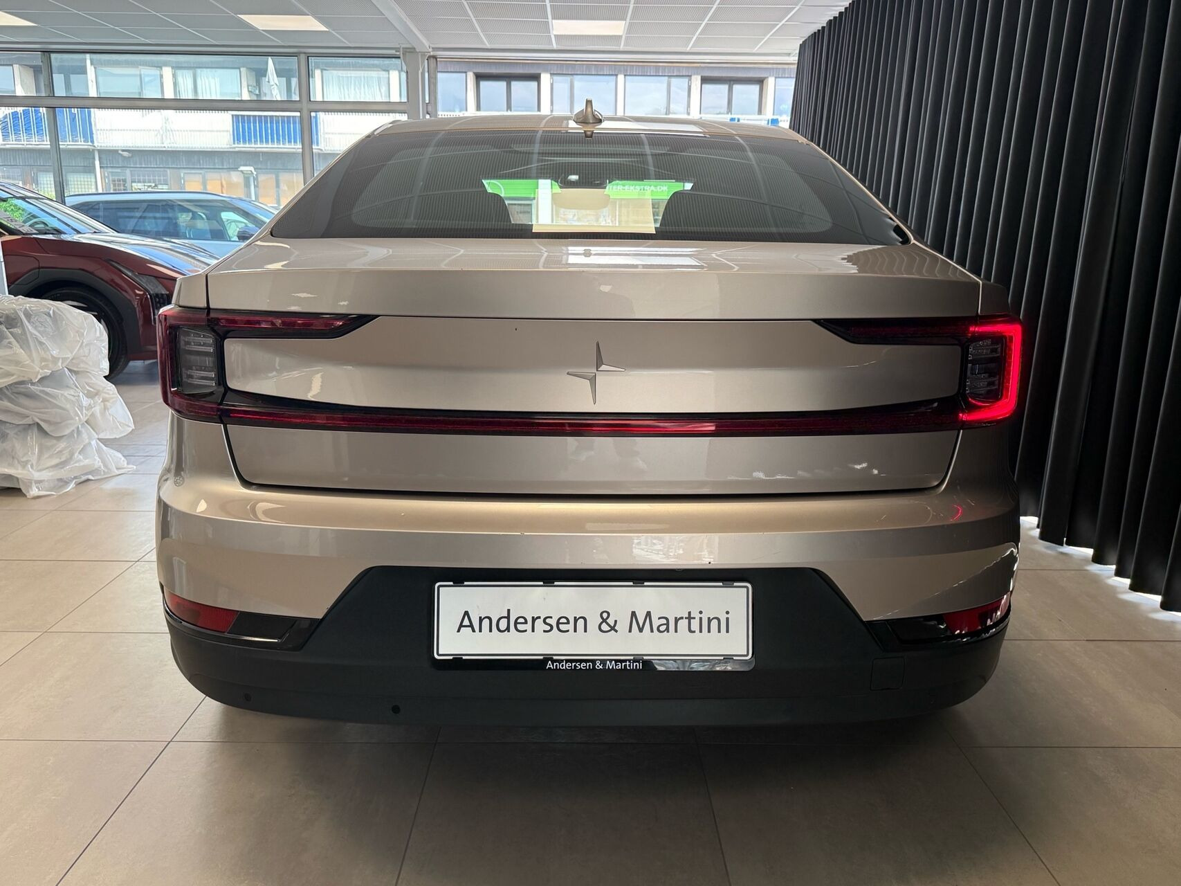 Beige Polestar 2 fra 2023