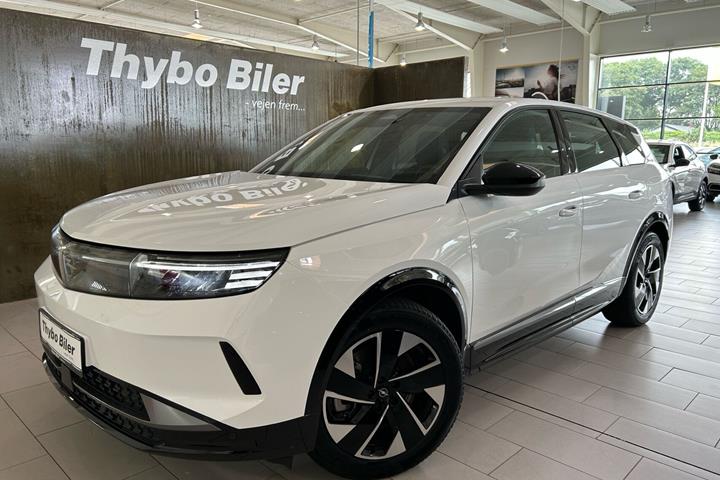 Hvid Opel Grandland fra 2025 set udefra