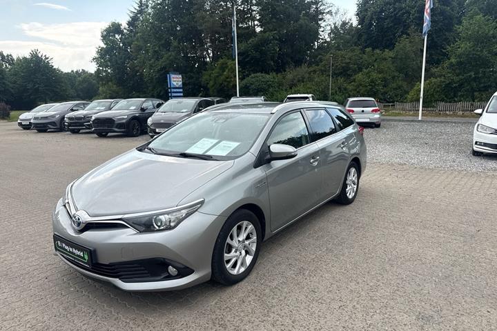 Grå Toyota Auris fra 2017 set udefra