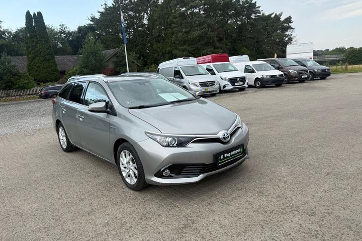 Grå Toyota Auris fra 2017
