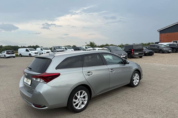 Grå Toyota Auris fra 2017