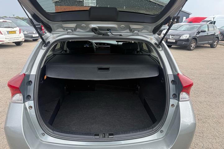 Grå Toyota Auris fra 2017