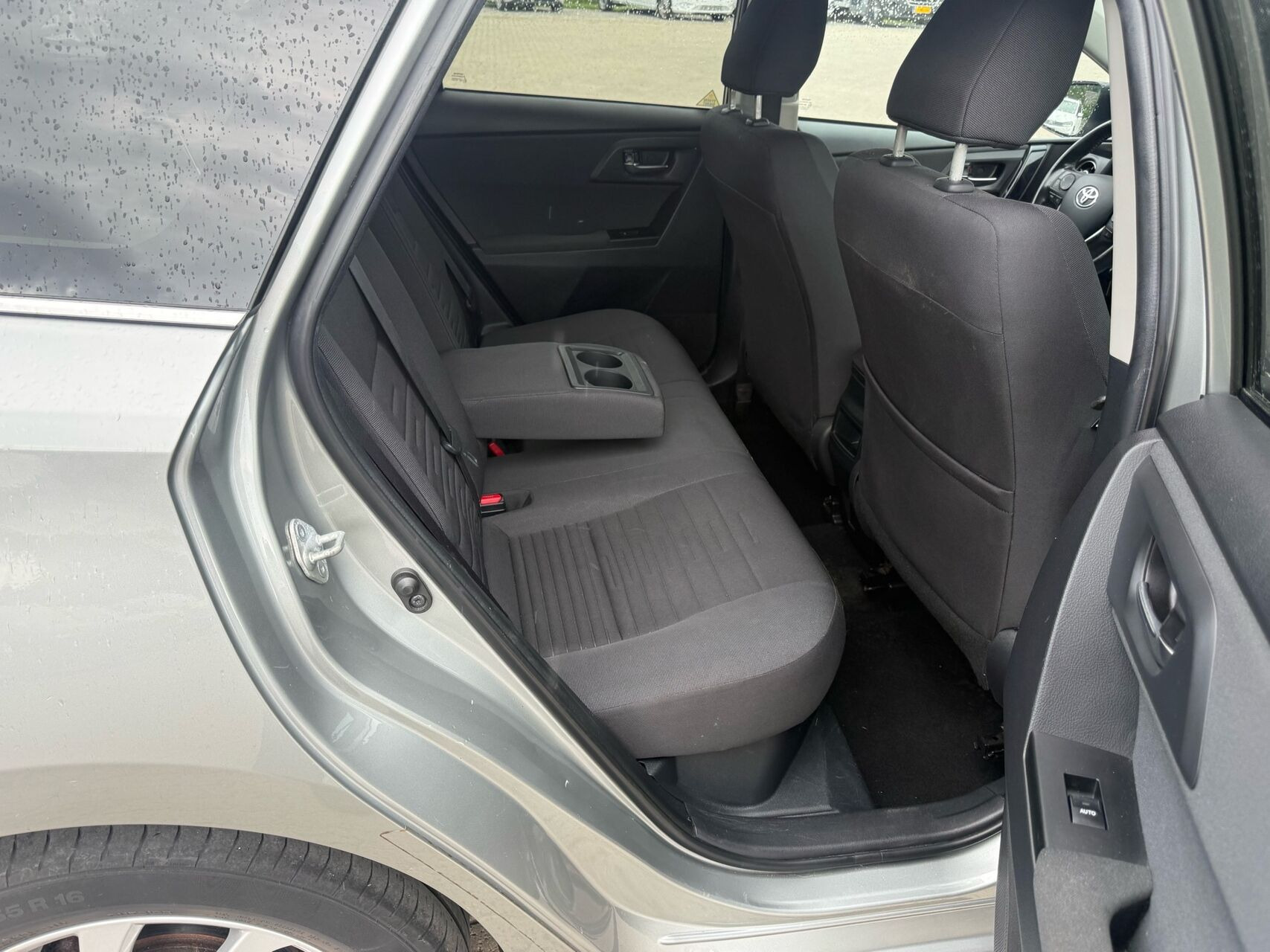 Grå Toyota Auris fra 2017