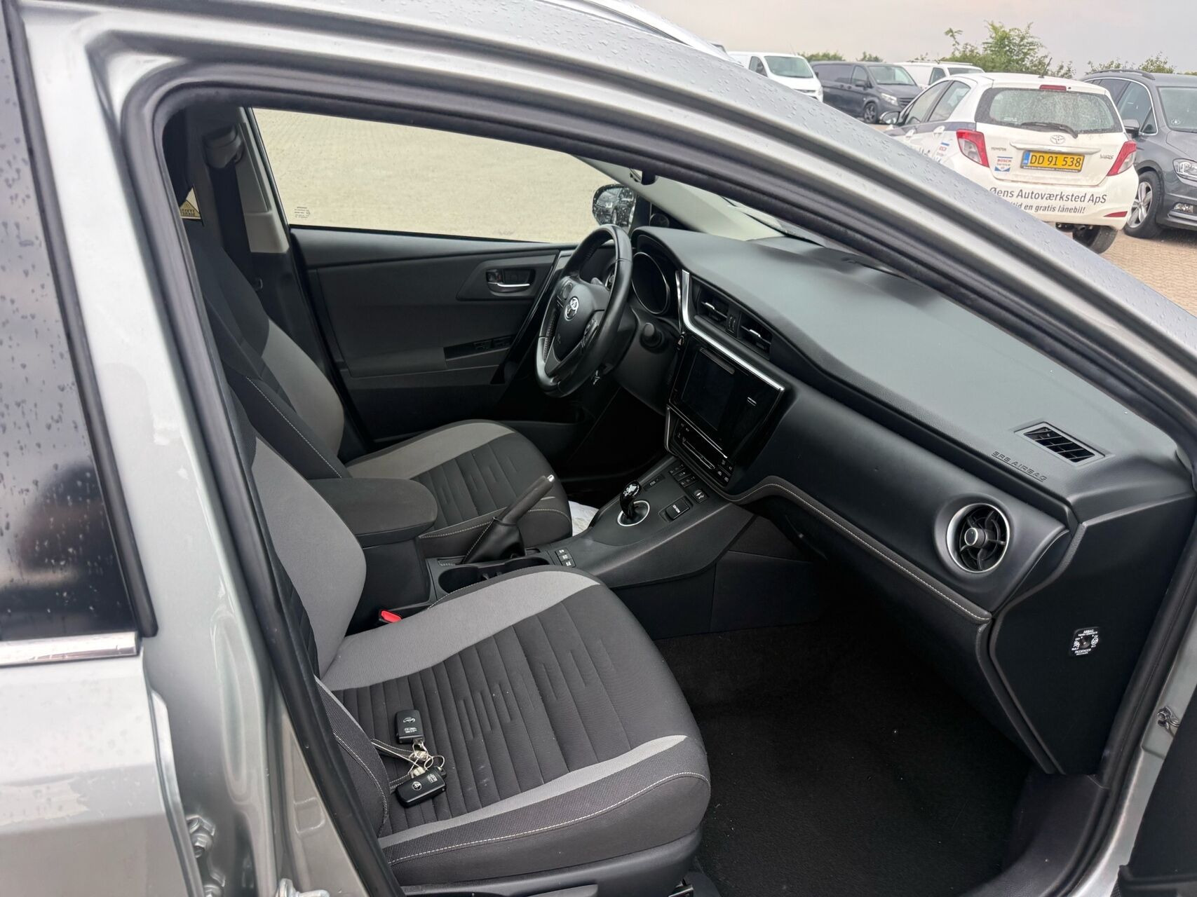 Grå Toyota Auris fra 2017