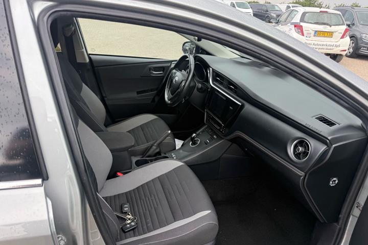 Grå Toyota Auris fra 2017