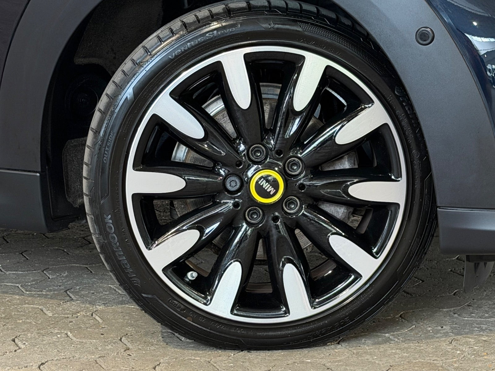 Blå Mini Cooper SE fra 2023