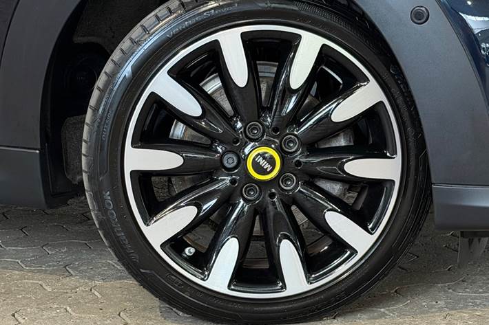 Blå Mini Cooper SE fra 2023