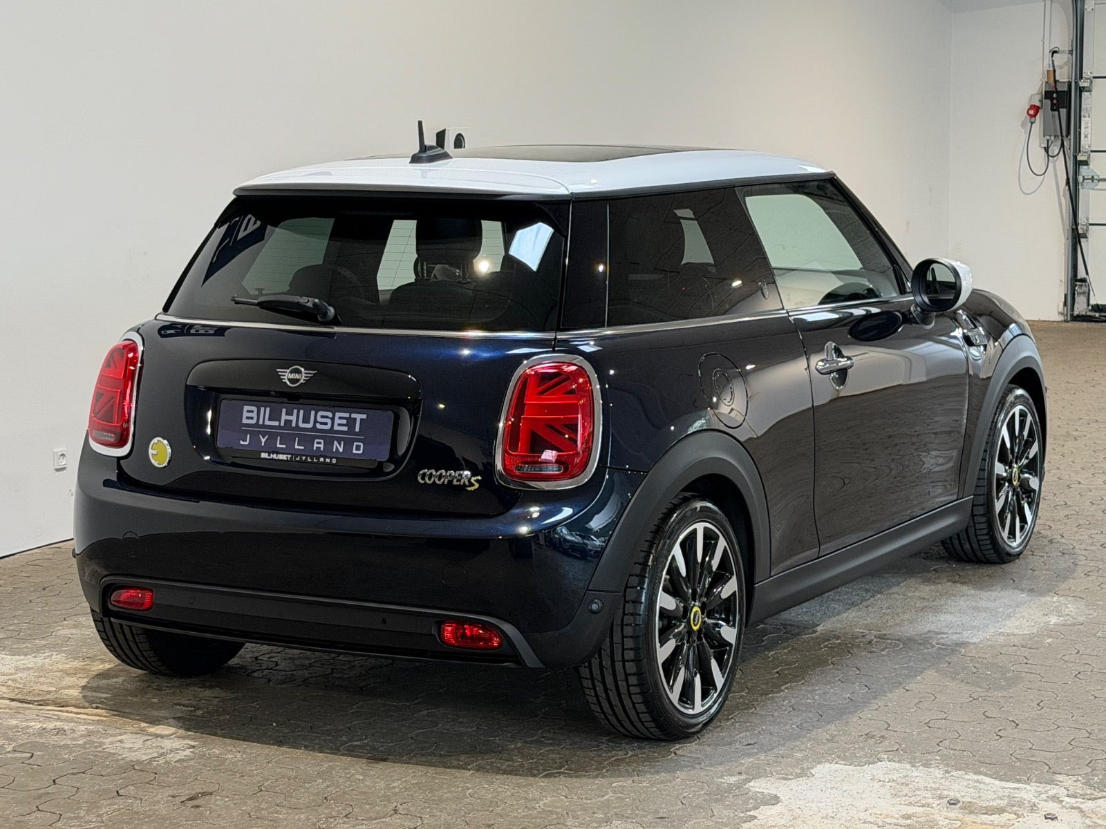 Blå Mini Cooper SE fra 2023