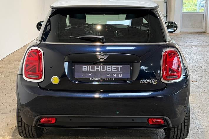 Blå Mini Cooper SE fra 2023