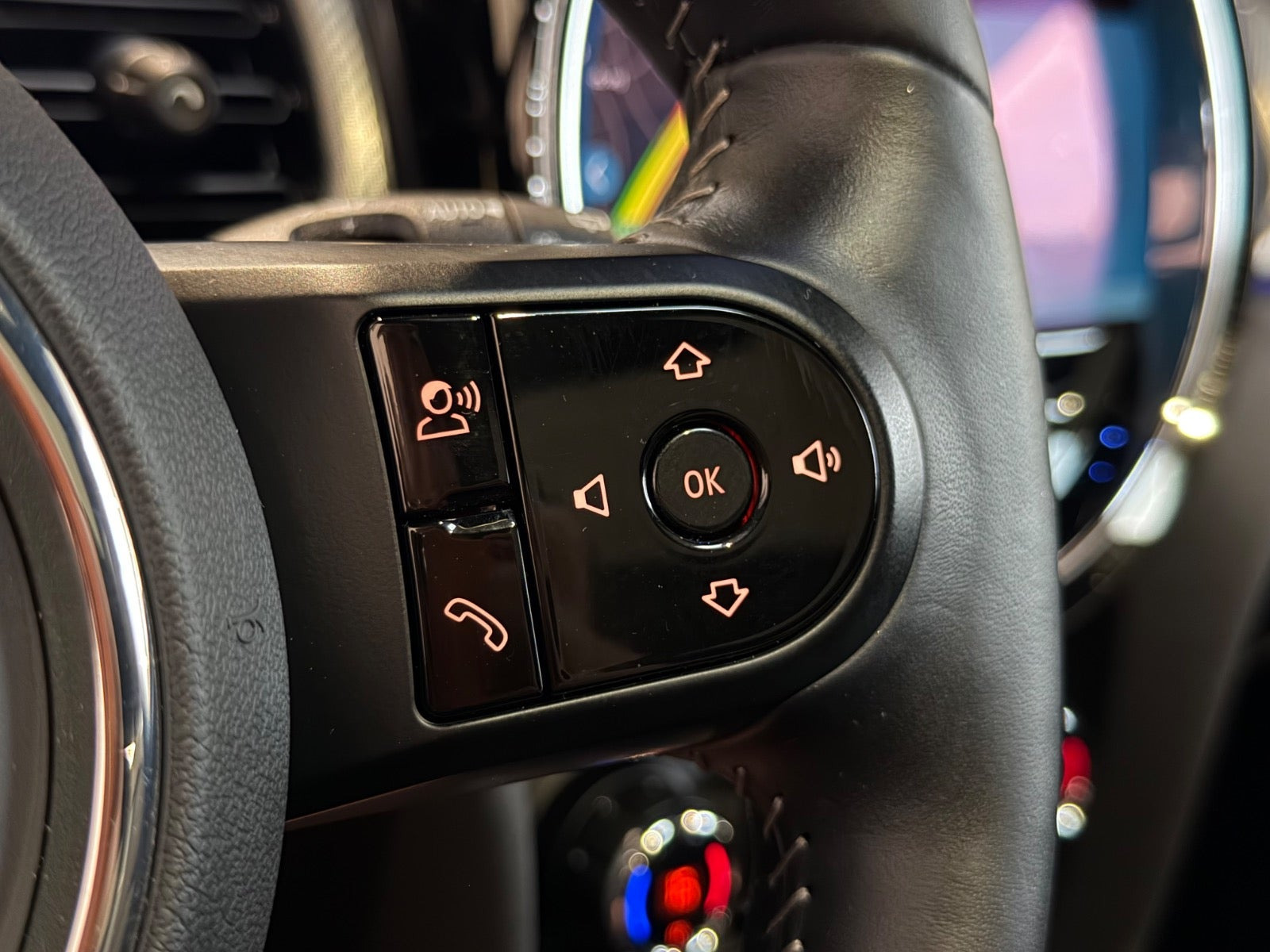 Blå Mini Cooper SE fra 2023